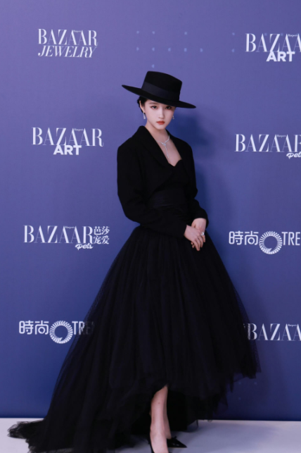 关晓彤真的是哪哪都好但是有一点我不懂，那就是她为什么一直留着她的胎毛，额头的胎