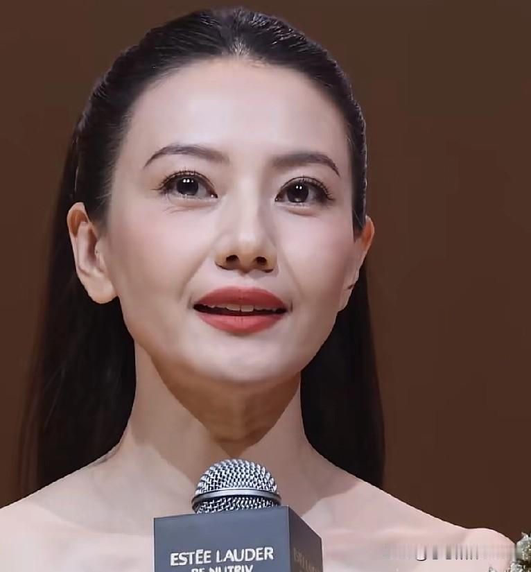 大眼睛的确更容易显露岁月的痕迹，就连高圆圆也难以幸免。不过她骨相绝佳，即便