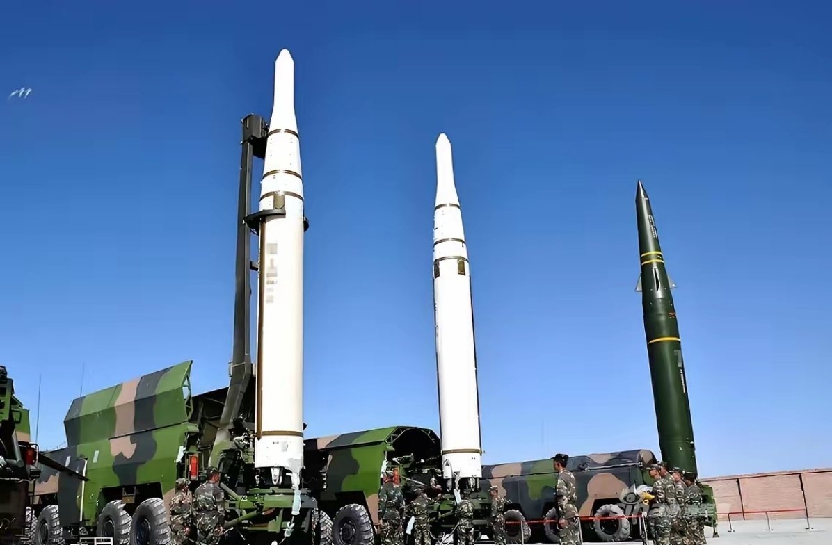 东部战区这回真把底牌摊开了！直接把导弹竖在海边，风吹日晒也不放倒