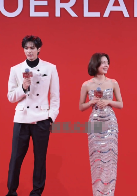 麦麦这个短发终于成熟点了，换了个风格，真好，好看