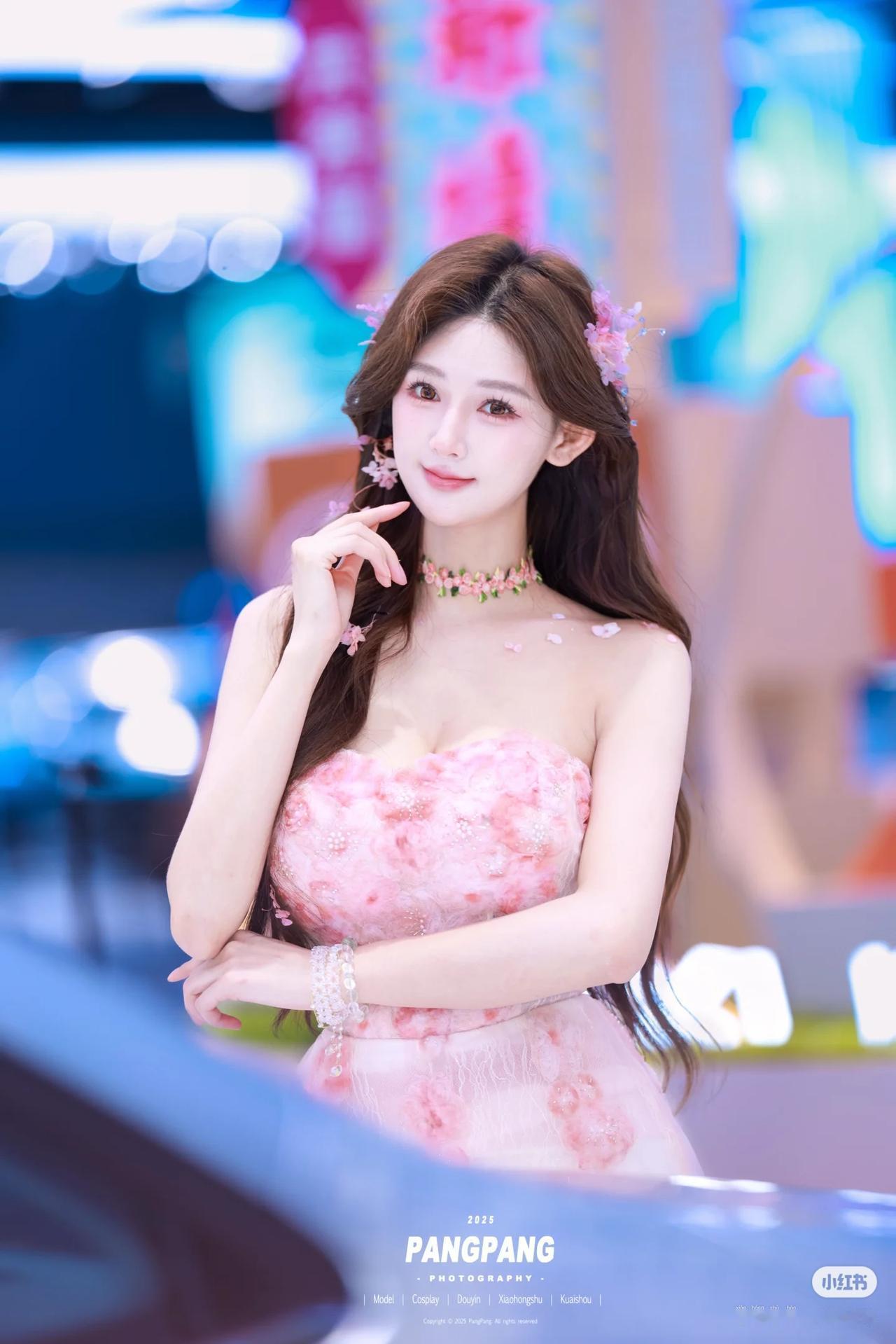 美女车模穿搭写真