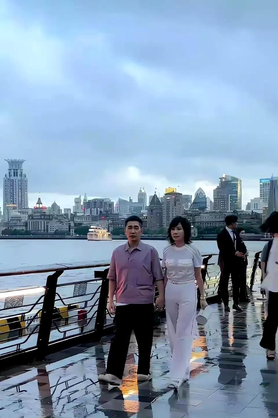 刘嘉玲上海被偶遇，59岁面容饱满身材佳，状态宛如三四十岁​