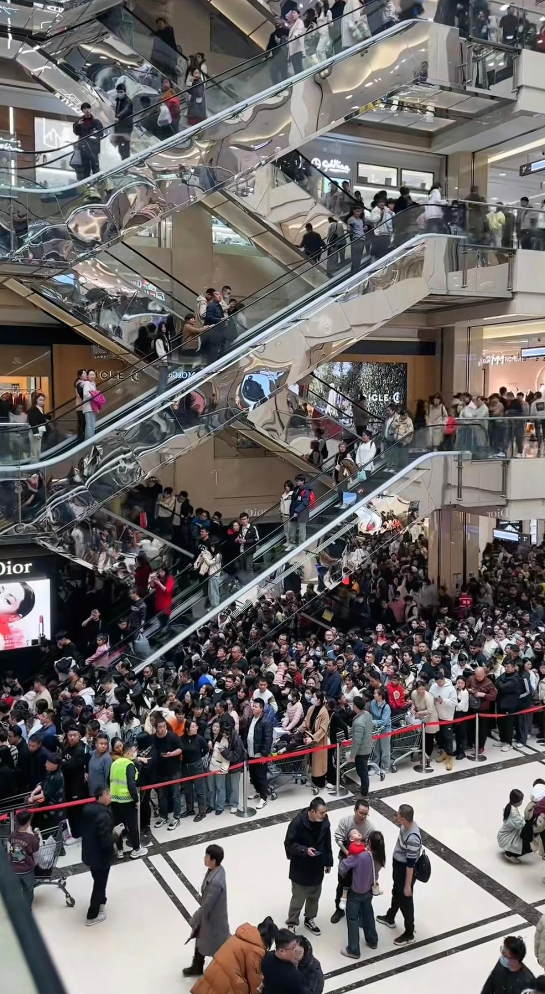 有河南许昌的本地人评价胖东来时说了实话，胖东来在许昌的扎地生根，是让例如沃尔玛，