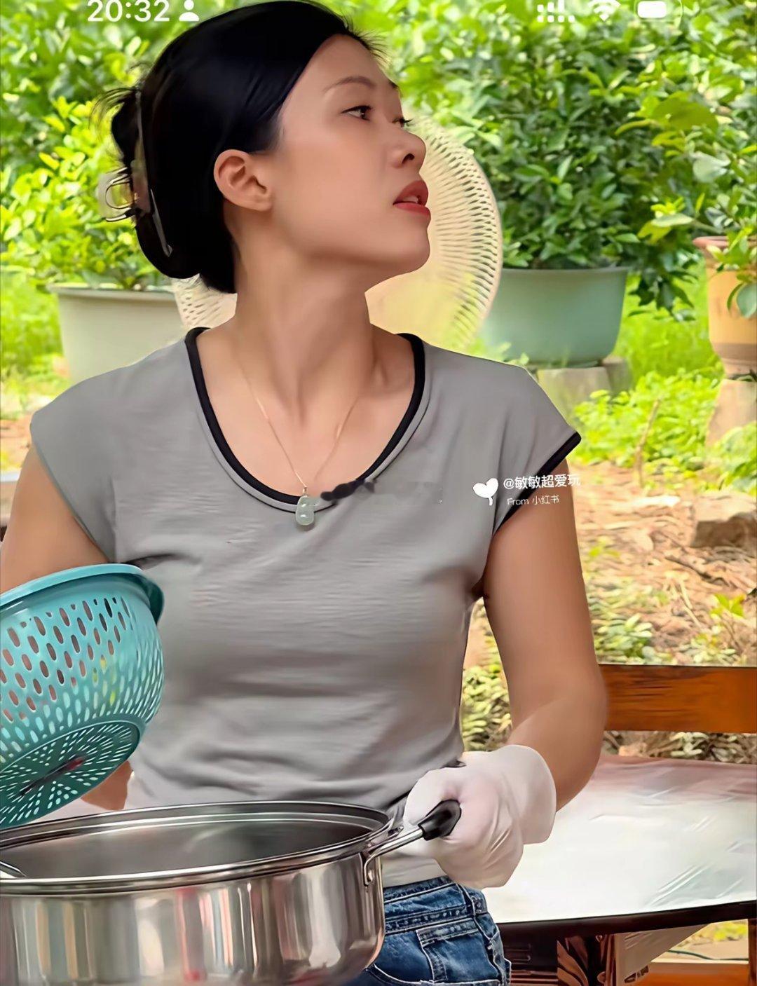莫氏鸡煲公主说不要出道啊哈哈！都说她像ssm那么好看真的有点像哦！