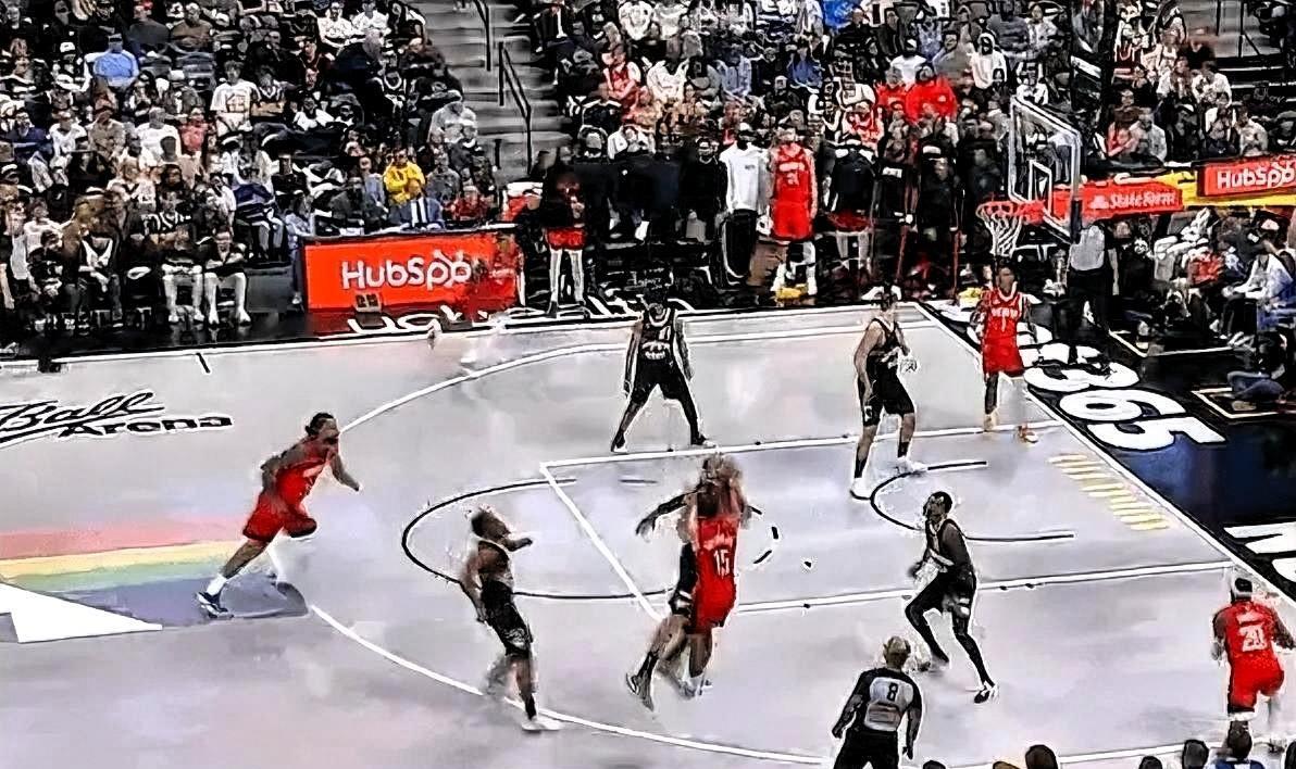 火箭神射手谢泼德总算支棱起来了！在今日掘金主场迎战火箭的第三节比赛中，谢泼德漂移