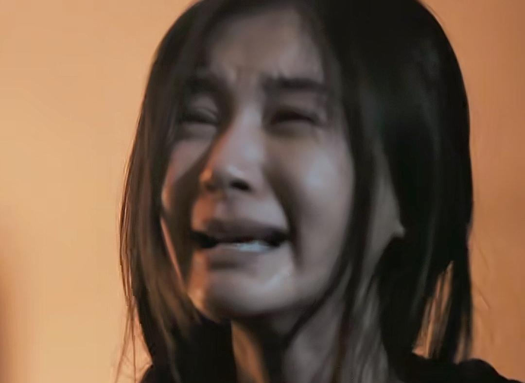 《目之所及》曲桐（王子文饰）的母亲一直知道苏牧心是假的，还逼着曲桐跟他结婚，害