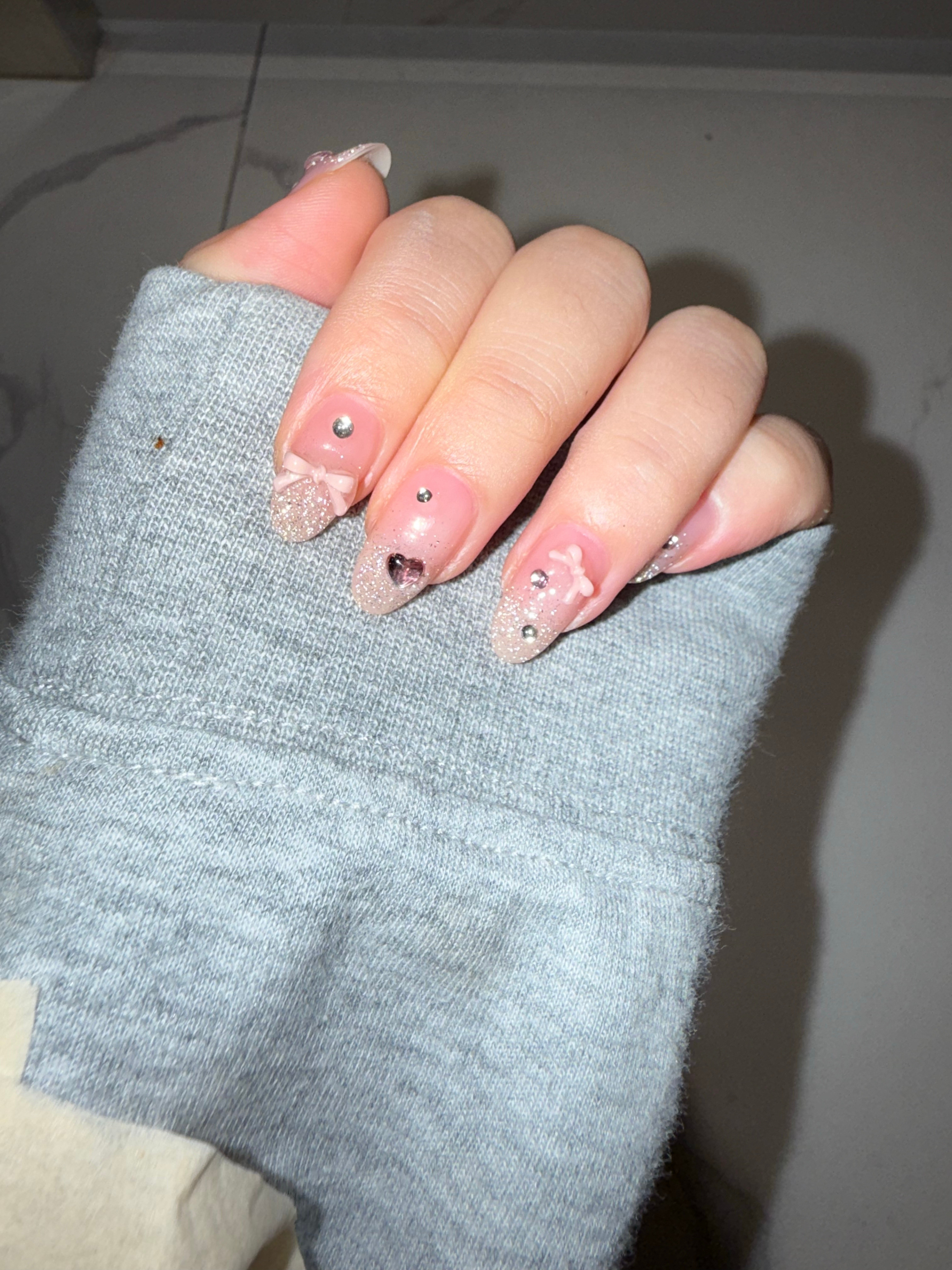 诶？你怎么知道我做了新美甲😯​​​