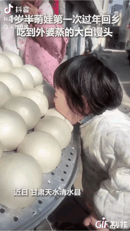 “1岁半的宝宝上人民日报了！”近日甘肃天水，一个1岁半的萌娃第一次过年回外婆家，