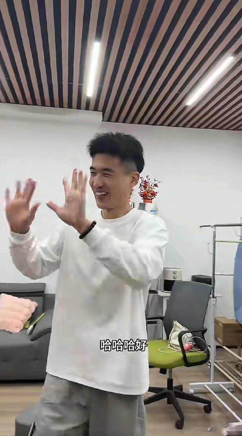 大妹和许健华在公司送别海军，海军自打改了老干部的发型，变得又时尚又年轻，好像小了