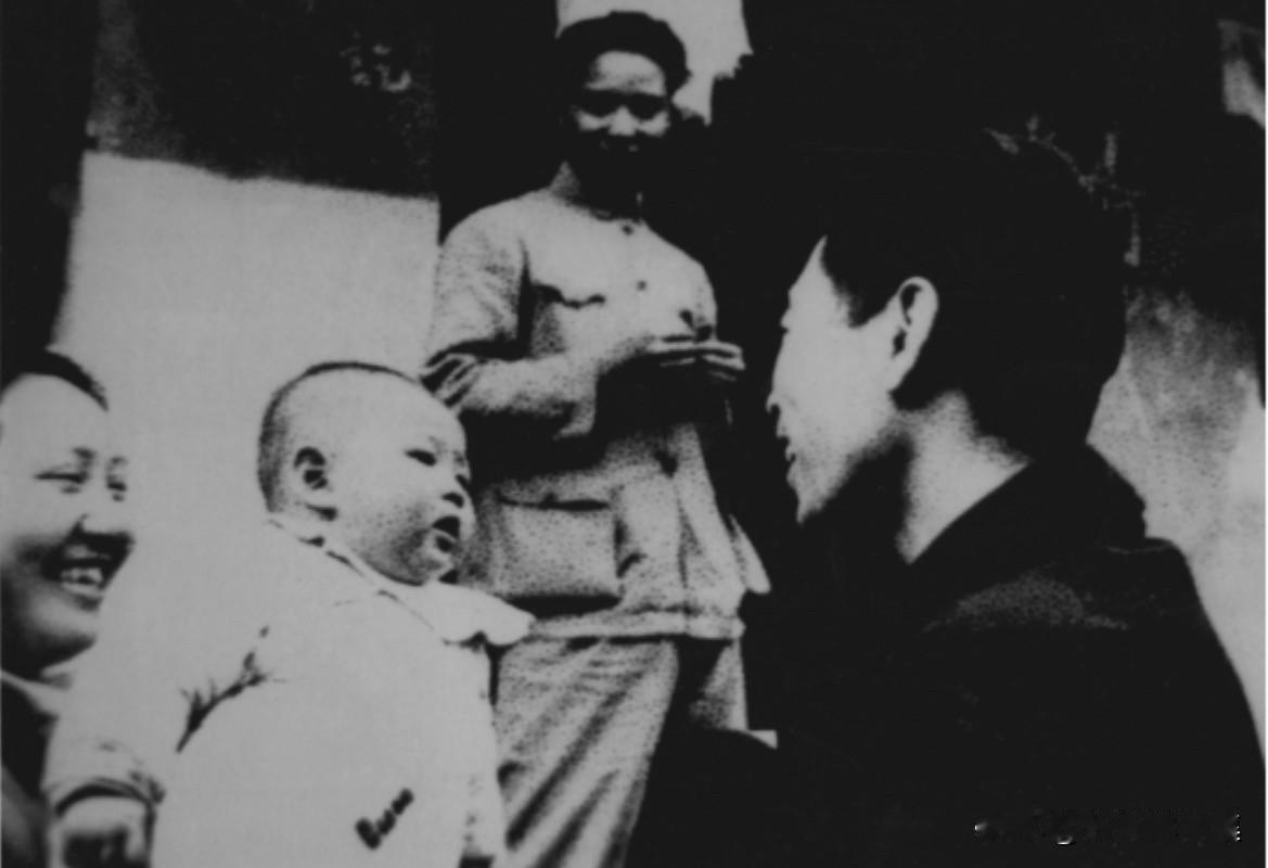 1944年春，周恩来（右一）在重庆八路军办事处托儿所看望孩子们，这位小孩就是三四