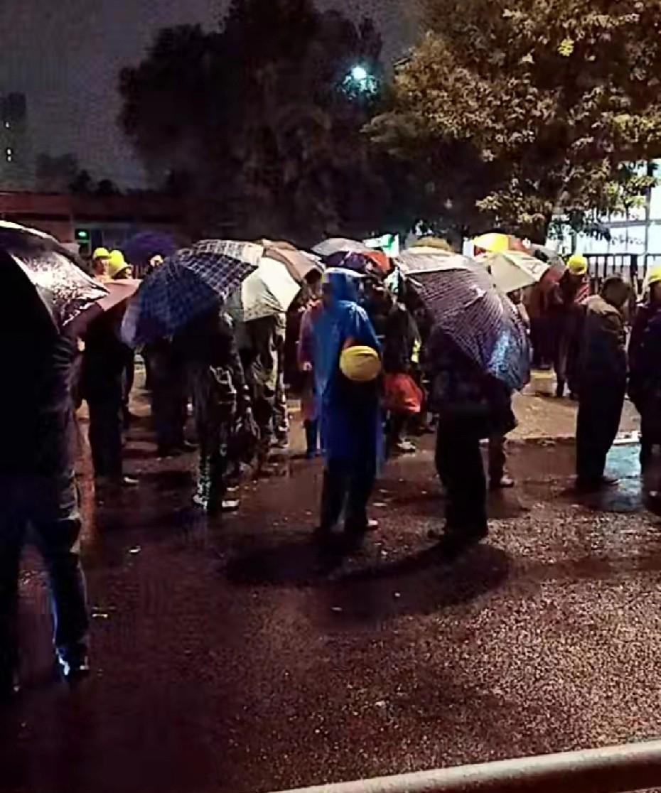 雨里的等待，是打工人的日常凌晨五点多，山东济南的天还蒙着一层灰，济南张庄劳务市