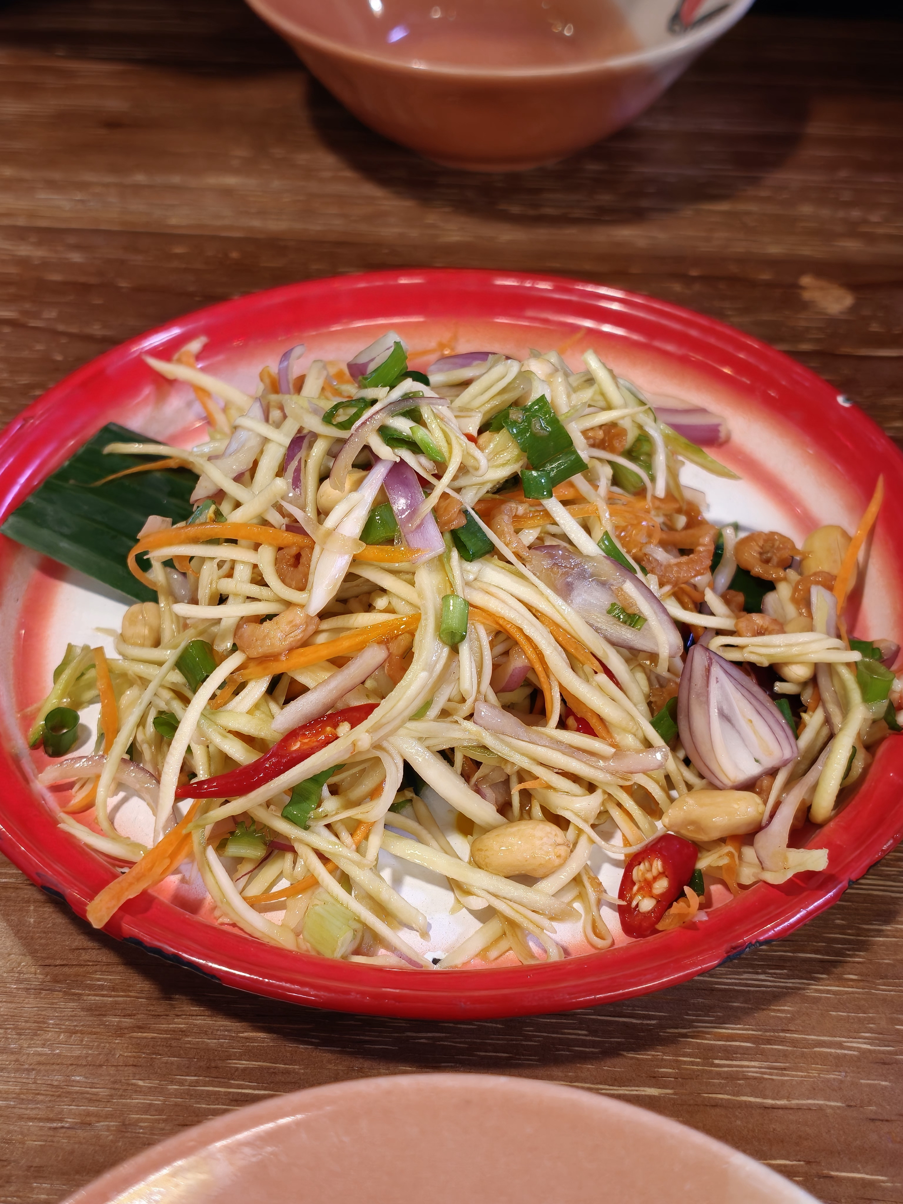 昨天和搁香港吃个饭，给我俩气坏了找了一家小红书推荐的泰国菜，门口站着排队快一个