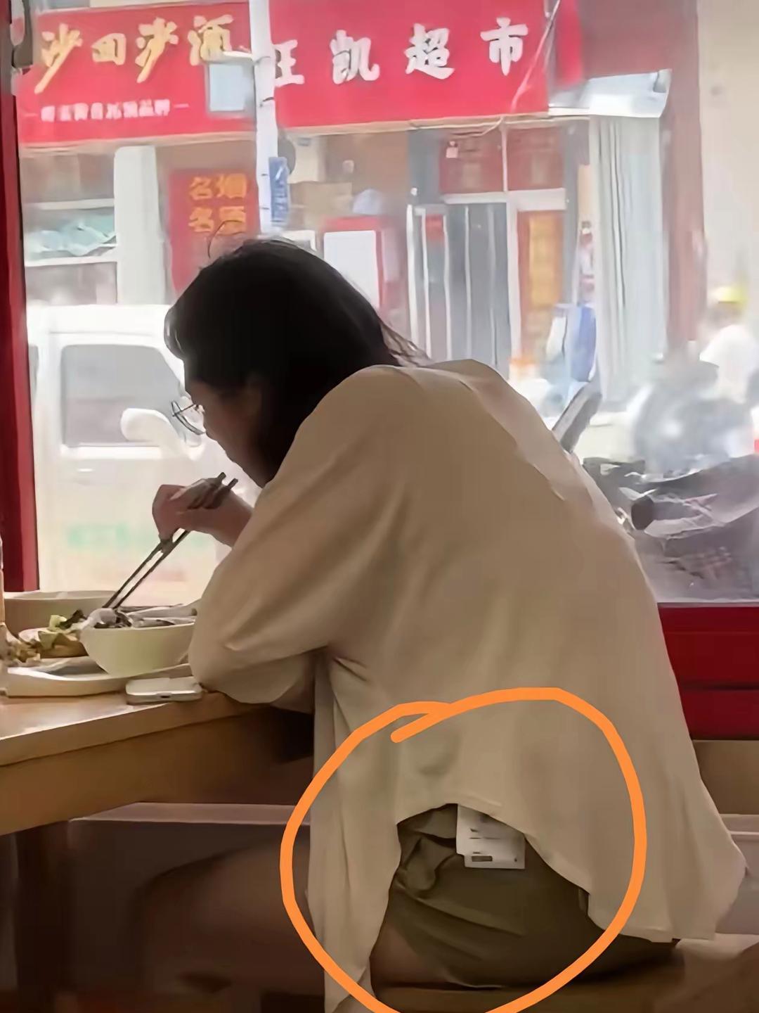 她是怎么做到不尴尬的