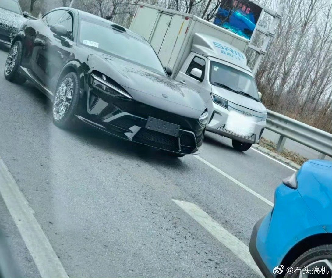 小米yu7gt没有伪装的也来了？我靠太帅了，像是低趴的猛兽！