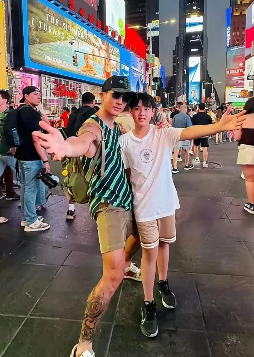 吴尊这一家四口都不用去做亲子鉴定了，这长得也太像了，尤其是小儿子，妥妥的就和吴尊