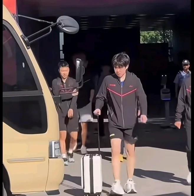 8.28新鲜下训头哥。今天下午，头哥结束了一天的训练，和队友们一起走出训练场馆。