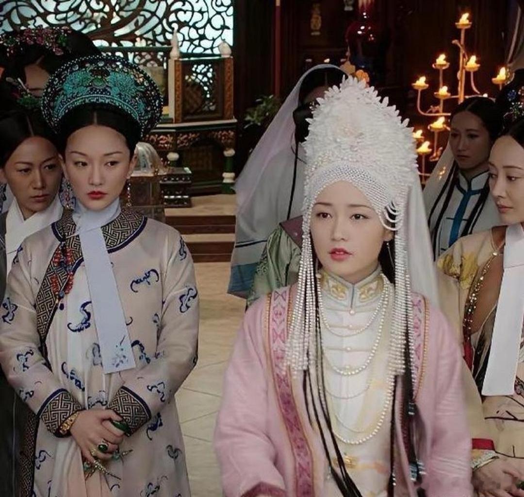 周迅这嫉妒的小眼神都快溢出屏幕了，虽然是演戏，但也太真实了…