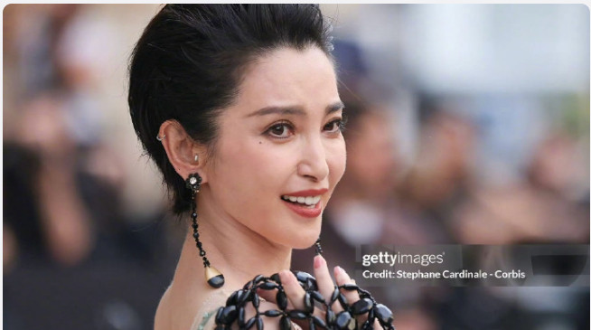 这套是李冰冰2026年巴黎阿玛尼高定时装周的亮相造型，整体走极简高级的奢雅路线：