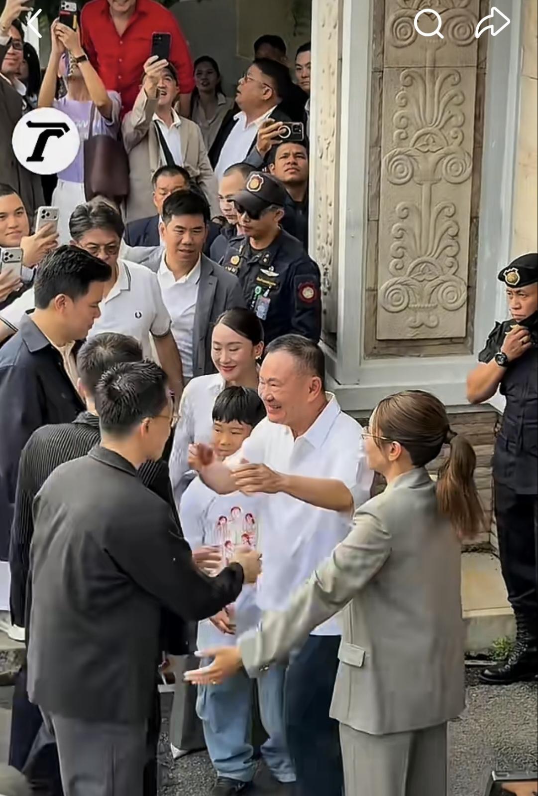 场面气氛热烈啊，5月11日，西那瓦家族迎来了最高兴的时刻！他信获得假释，并在回家
