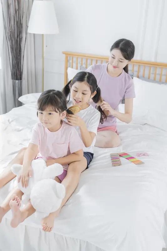 妈妈给妹妹剃头哥哥回家“天塌”了家人们谁懂啊,妈妈给妹妹剃头,四岁哥哥回家那