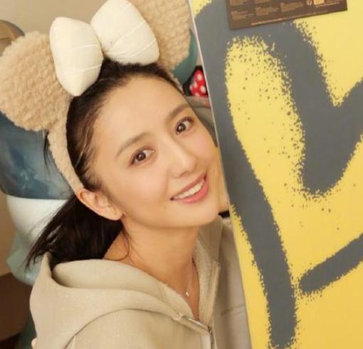 2026年1月14日，佟丽娅在社交平台晒出一块崭新的专业滑雪板，透露这是她连续三