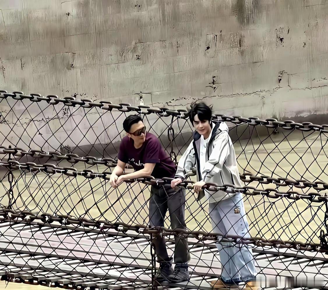 丁真没爆红后跑路，反而在理塘扎了根。谢霆锋找他坐云下，黄子韬等明年去喝酥油茶。他