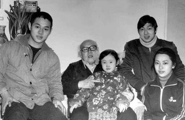 1928年，国画大师李苦禅，与师妹凌嵋琳成婚。不料，6年后，凌嵋琳竟在李苦禅不知