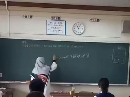 咱先把话说透：大街上戴头巾没人管，但教室不是随便“戴”的地方！青海这位女教师，明