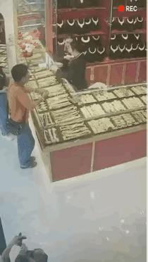 三哥出手，连搂带走