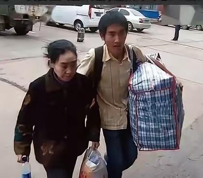 贵州某中学，一男生找校长要复读，校长摇头说：”我都跟你说了4回了，真不行！”突然