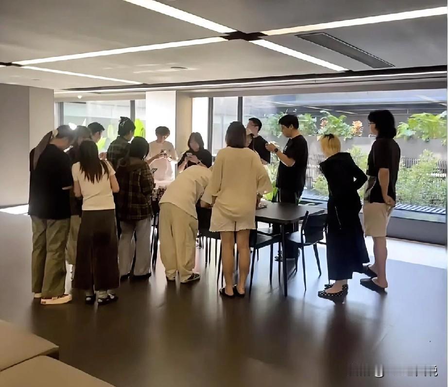 说个搞笑的，公司某女领导靠向上管理做得好上位的。前不久接了个新项目，项目小组当
