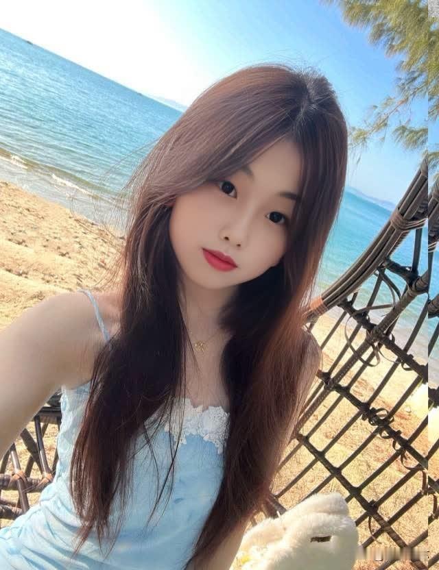 海边少女自拍，清新穿搭