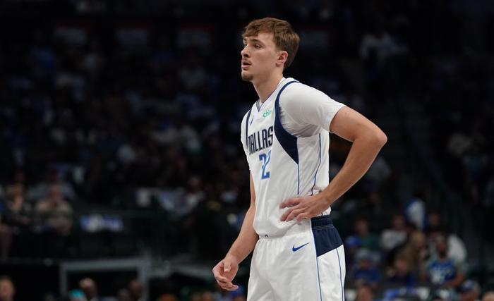 别叫他新秀了。独行侠的战术板，现在写着一个19岁怪物的名字。浓眉坐场下，他2