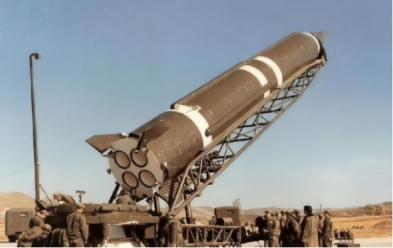 一口气花35亿买东风导弹，又砸150亿请中国驻军，付款极其爽快。谁能想到，在战火