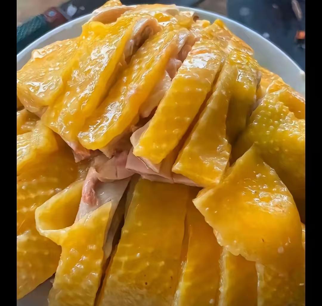 去看全进华自己拍的白切鸡教程视频，江浙白斩鸡骨头见血但肉白就能吃了，白切鸡应该是