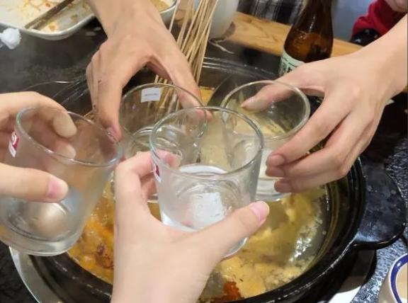 2024年，上海男子和朋友去喝酒，自己独饮了一瓶白酒。离开时男子执意自己坐出租回