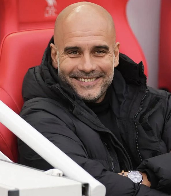 如果曼城赢得所有剩余比赛，他们将与阿森纳积分持平。阿森纳在输给伯恩茅斯后，英超冠