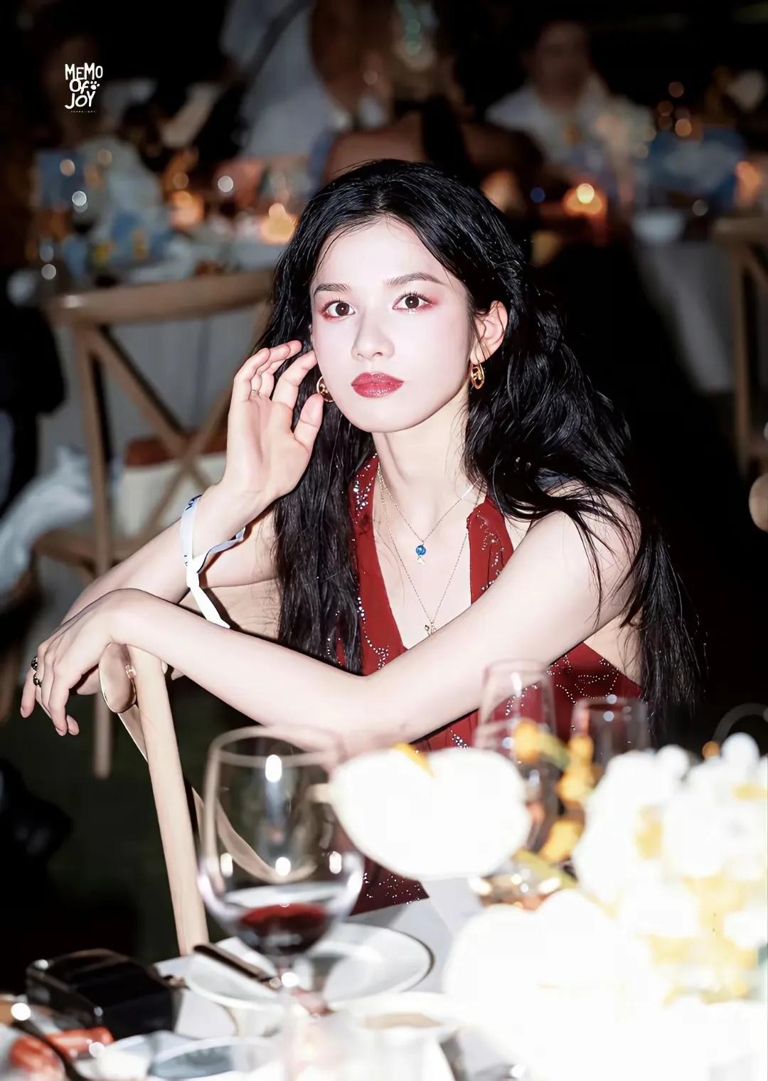 她们几个还不能成为新生代的女演员代表吗！张婧仪、章若楠、王楚然三位有颜值，有作