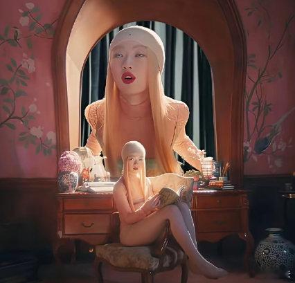 单依纯的抽象已经玩到MV里了。她真是一个有想法的歌手，《纯妹妹》让我发现我已经跟