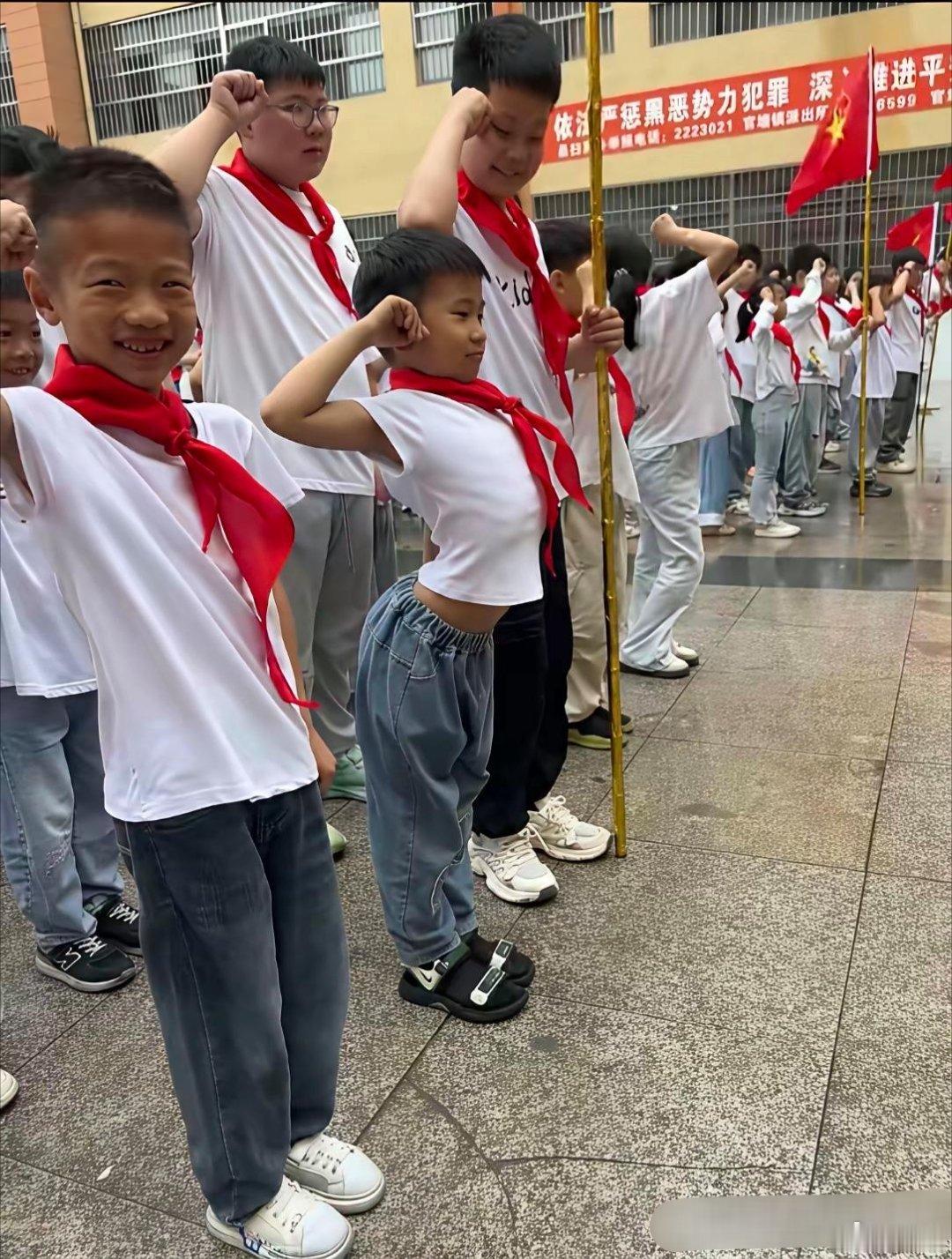 这个姿势太妖娆了！同学们笑了一上午