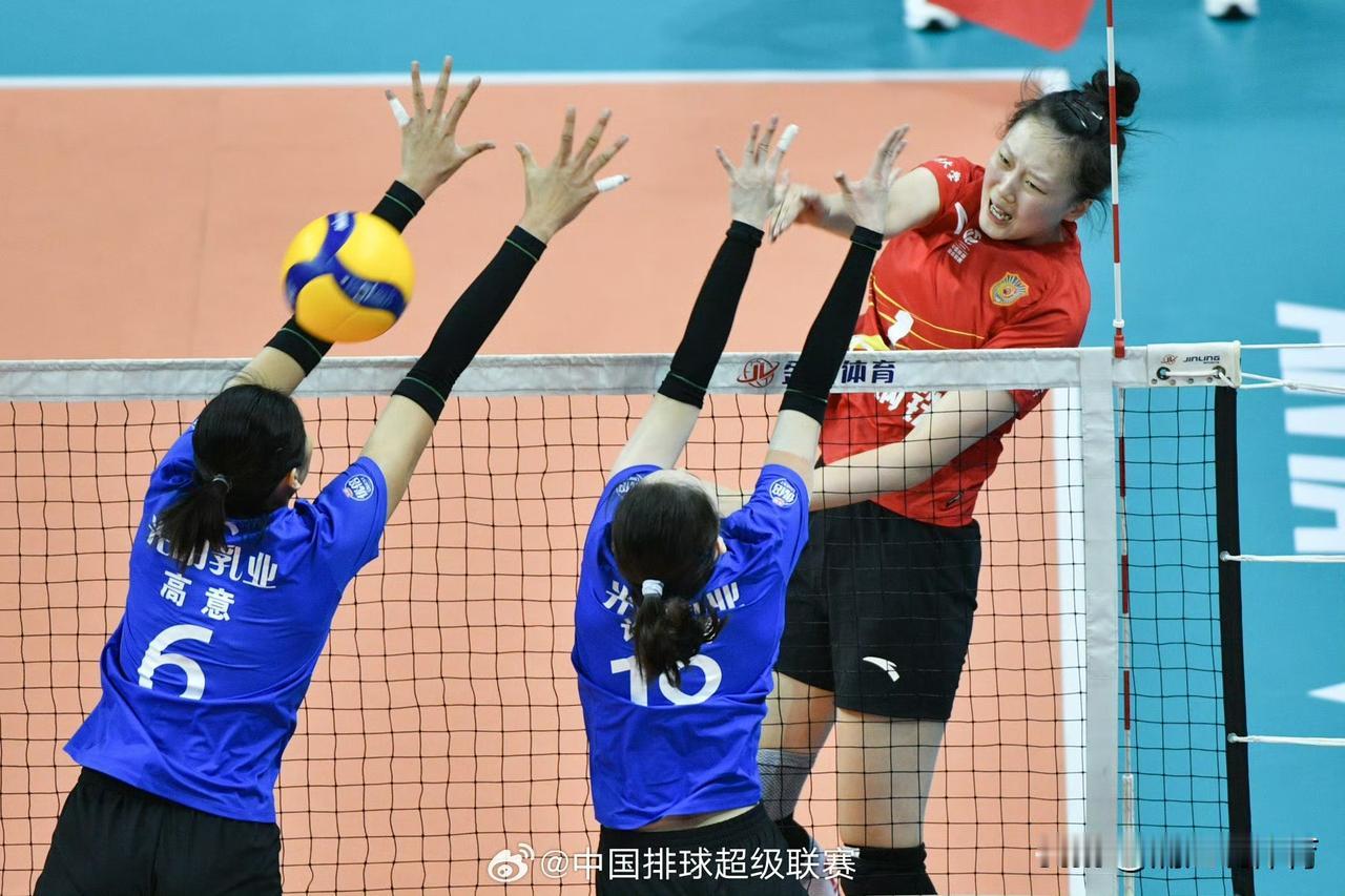 范泊宁绝对是江苏女排的“潜力股”。虽然最近三场比赛她进攻端乏力，三场比赛总计44