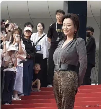郝蕾这大半年瘦得太惊人，一百五十斤掉到一百斤，亮相电影节颜值大变样。这下全网都在疯传她的减重方法，但