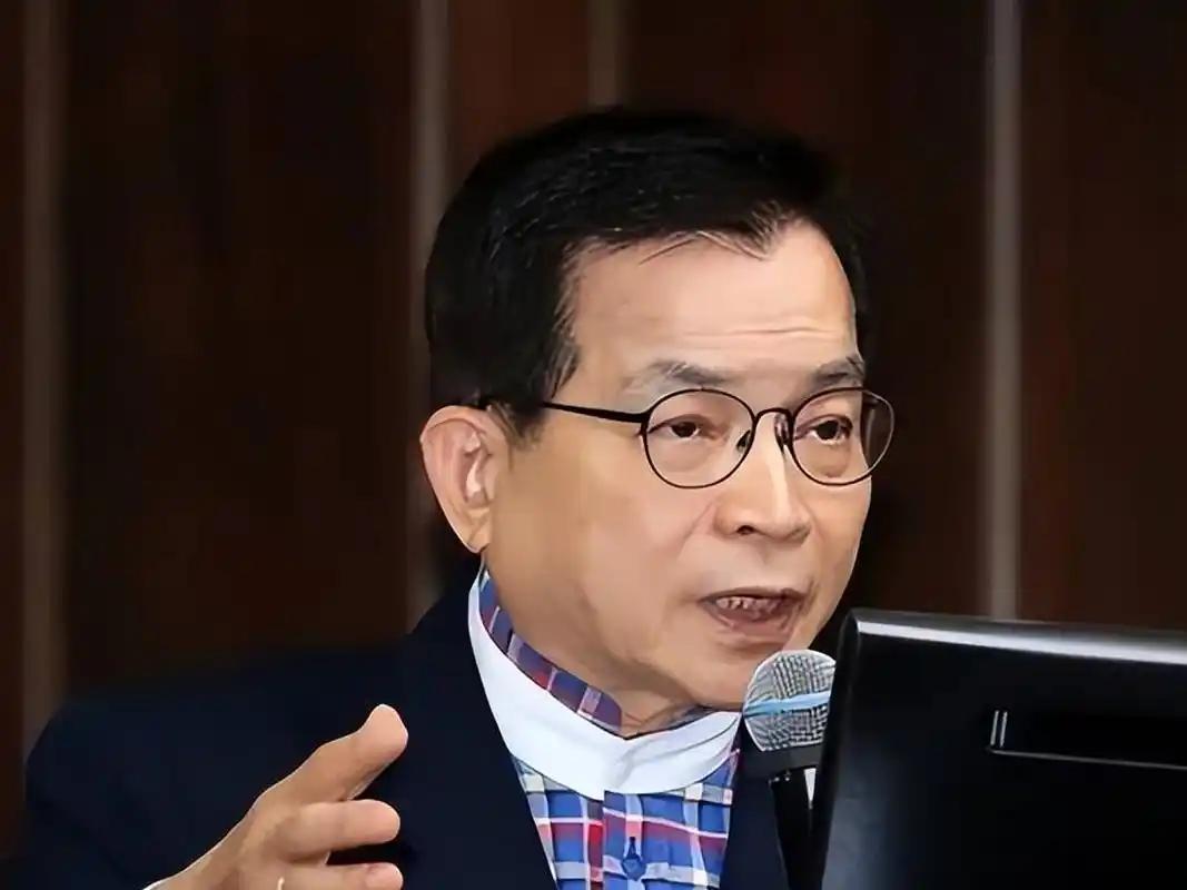 国民党立委赖士葆接受黄光芹专访时表示，韩国瑜因为国民党团总召傅崐萁5次不参加党团