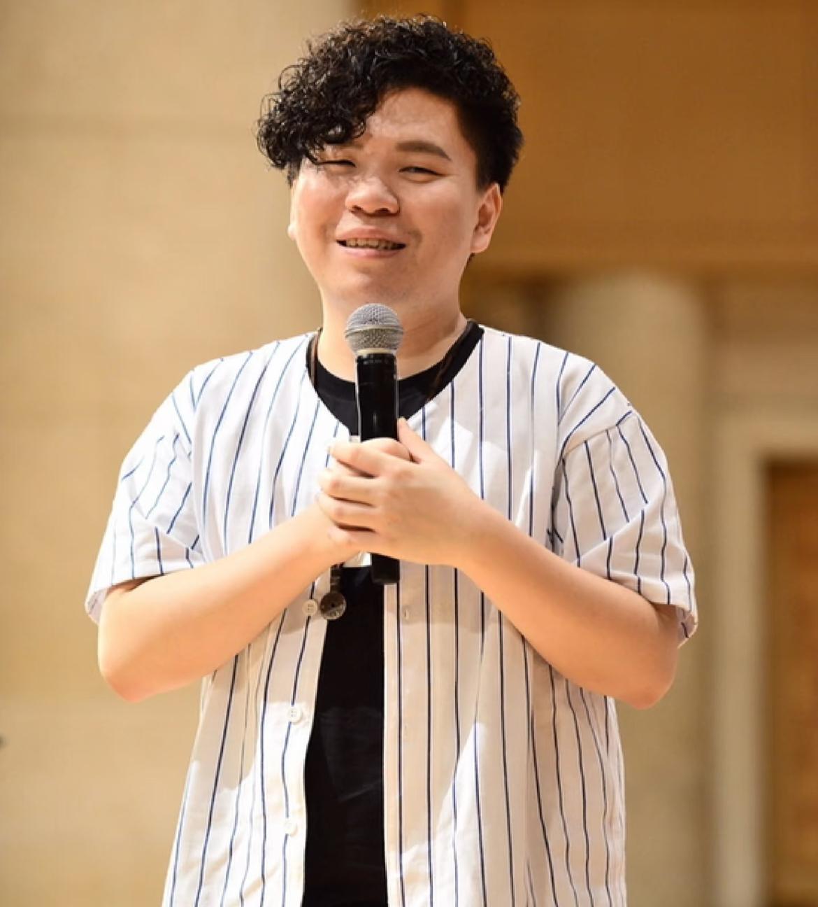 我表哥前段时间在音乐节后台撞见常石磊，回来跟我念叨了一晚上。说常石磊根本不是电