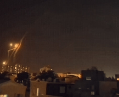 6月17日，以色列防空警报再度响起！一枚以色列箭-2防空导弹，拦截伊朗导弹过程中
