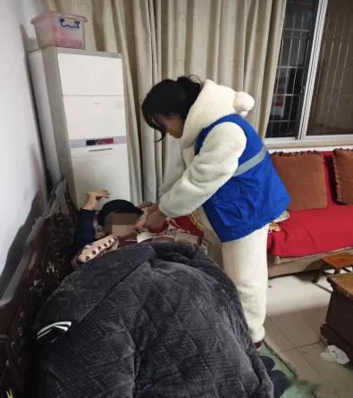 宁波宁海一场跨越五年的爱心坚守宁海网格员童飞飞，用五年时光，守护无儿无女的娄爷