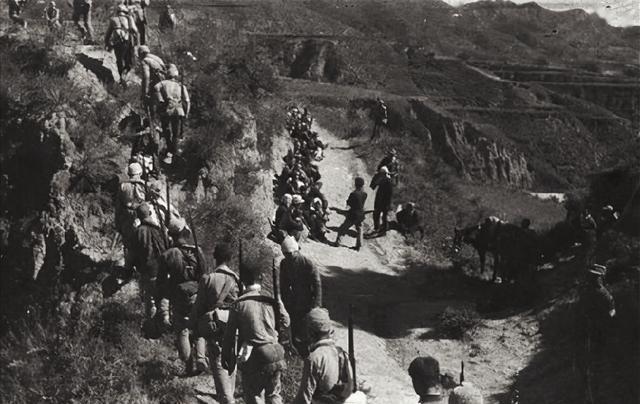 抗战中，八路军吴承忠团长黑夜追敌，忽然发现有个营不动，忙上前批道：“停下来干嘛？