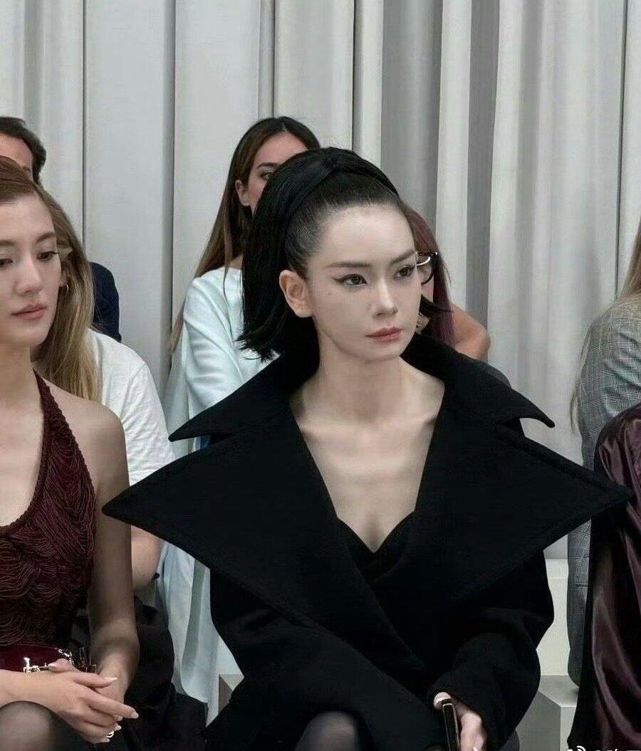 戚薇这头发是喷了多少发胶，贴得像戴了头套，再精致的五官也架不住这么厚重的造型。