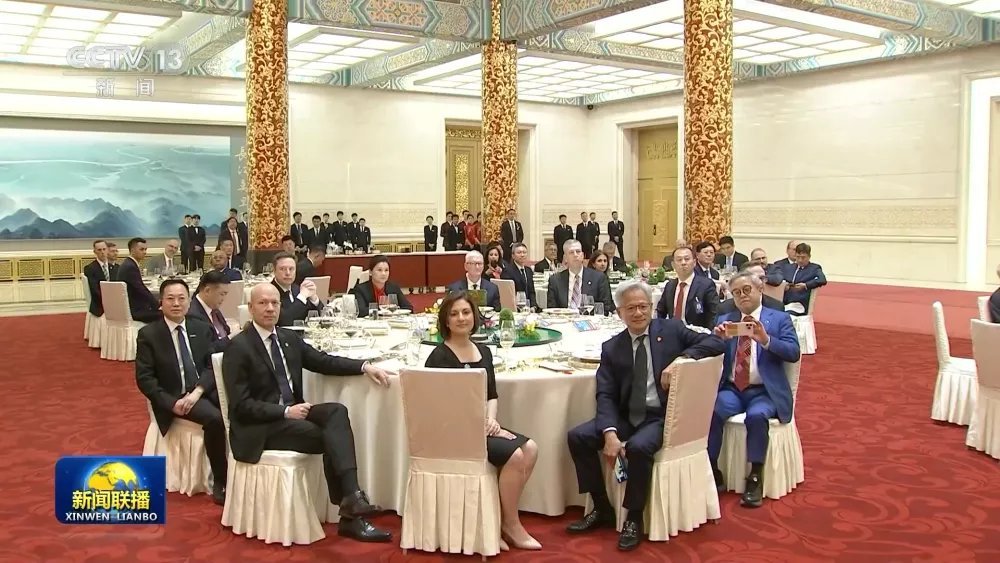 图1是中国的国宴，图2是美国白宫的国宴​