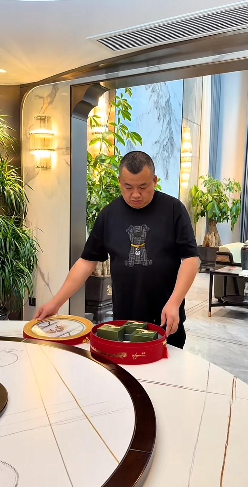 北京坤哥太绝了，吃个月饼都要拍一个视频。不过这个月饼可不是普通的月饼。是永利澳门
